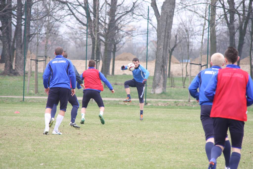 Trening piłkarzy Miedzi przed meczem z Jarotą