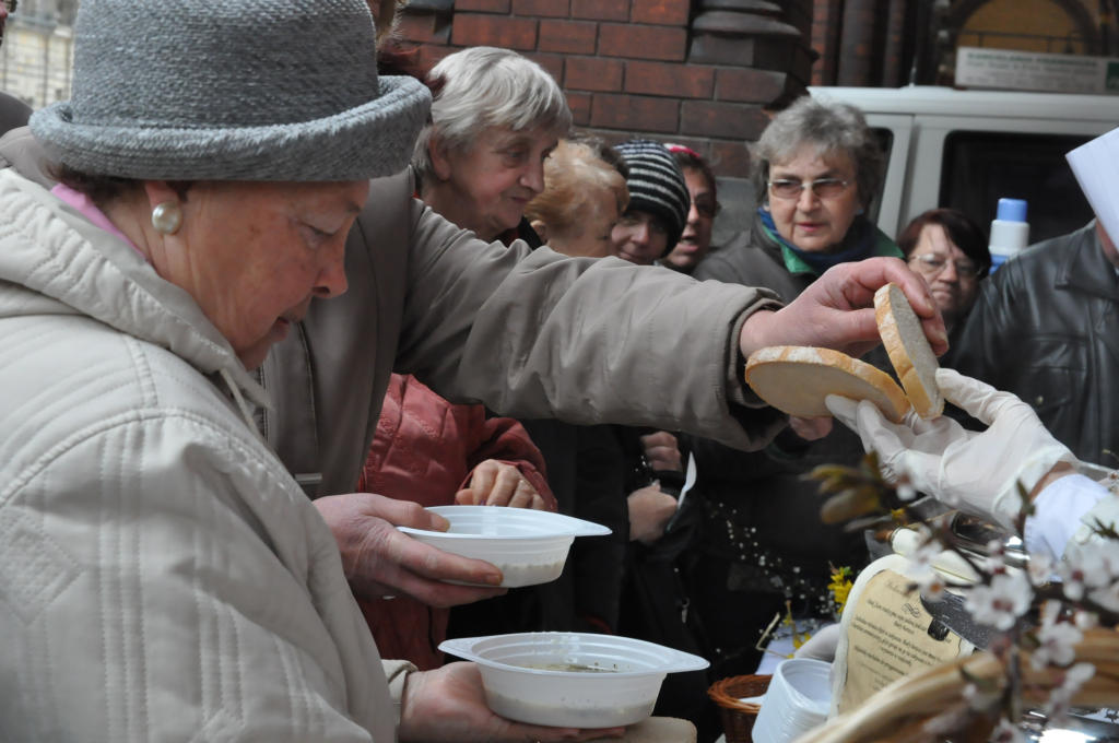 Kobiety Europy rozdawały chleby i śledzie