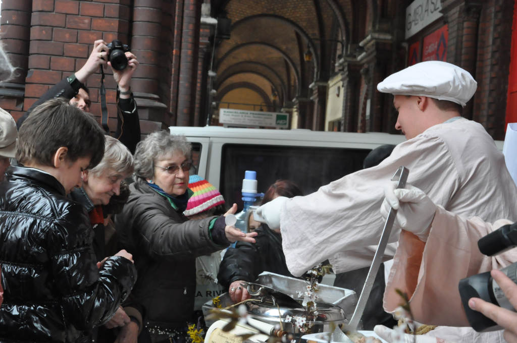 Kobiety Europy rozdawały chleby i śledzie