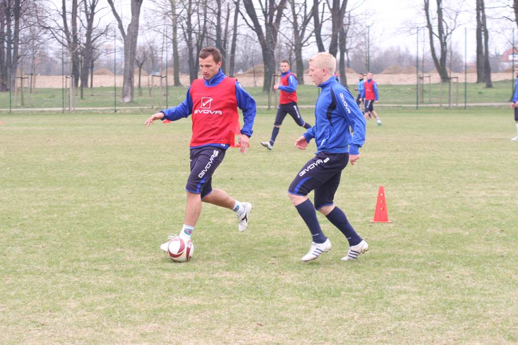 Trening piłkarzy Miedzi przed meczem z Jarotą