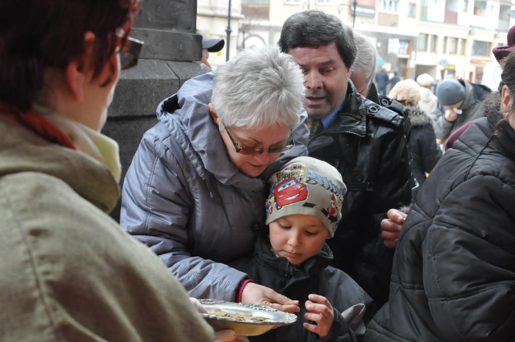 Kobiety Europy rozdawały chleby i śledzie