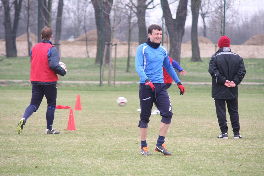 Trening piłkarzy Miedzi przed meczem z Jarotą