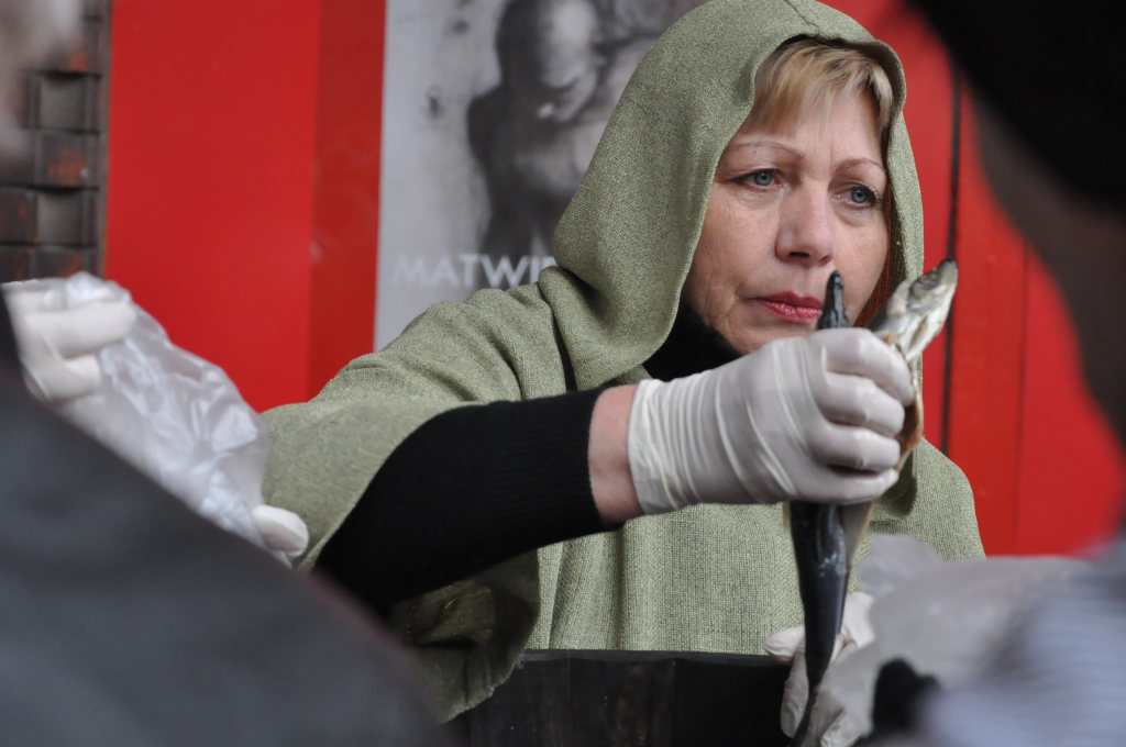 Kobiety Europy rozdawały chleby i śledzie