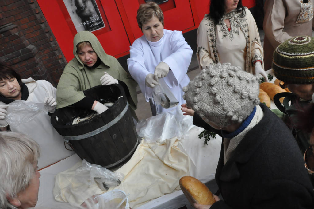 Kobiety Europy rozdawały chleby i śledzie