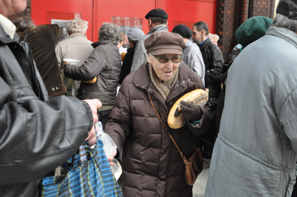 Kobiety Europy rozdawały chleby i śledzie