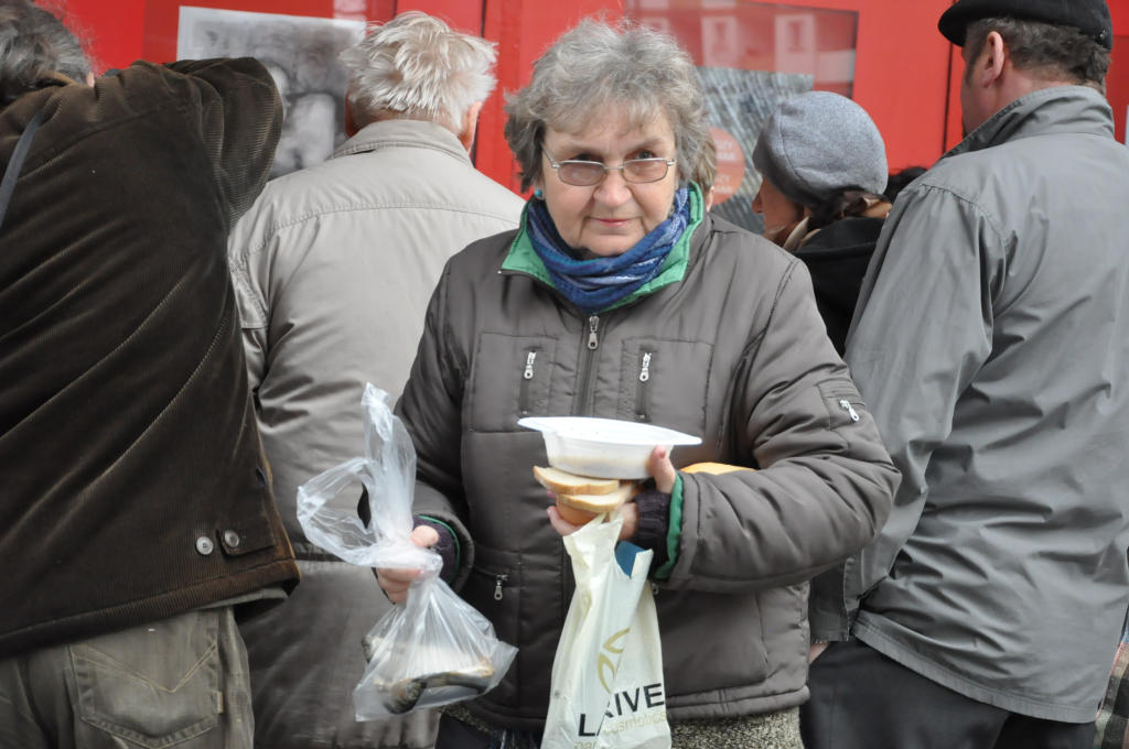 Kobiety Europy rozdawały chleby i śledzie