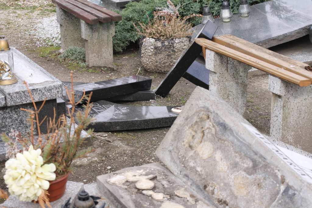Cmentarni wandale znów niszczą