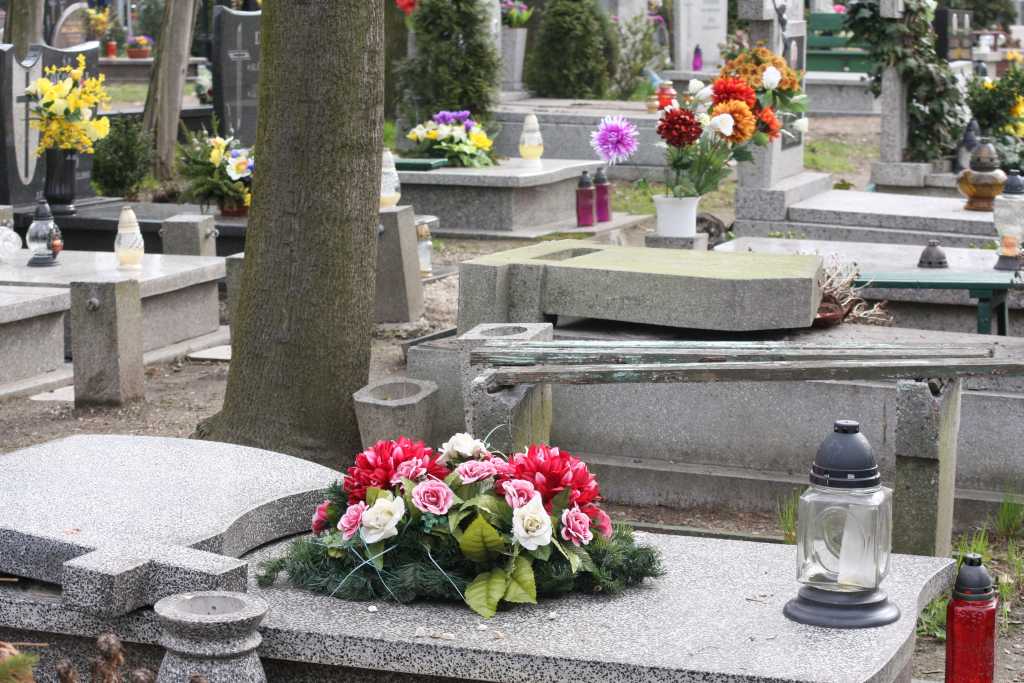 Cmentarni wandale znów niszczą