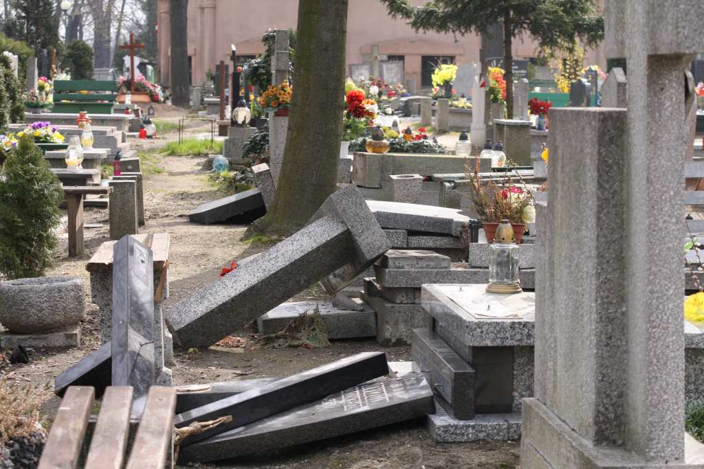 Cmentarni wandale znów niszczą