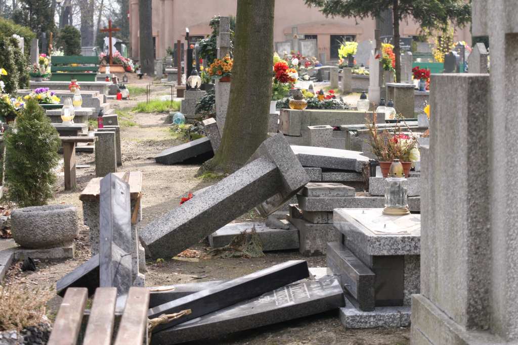 Cmentarni wandale znów niszczą