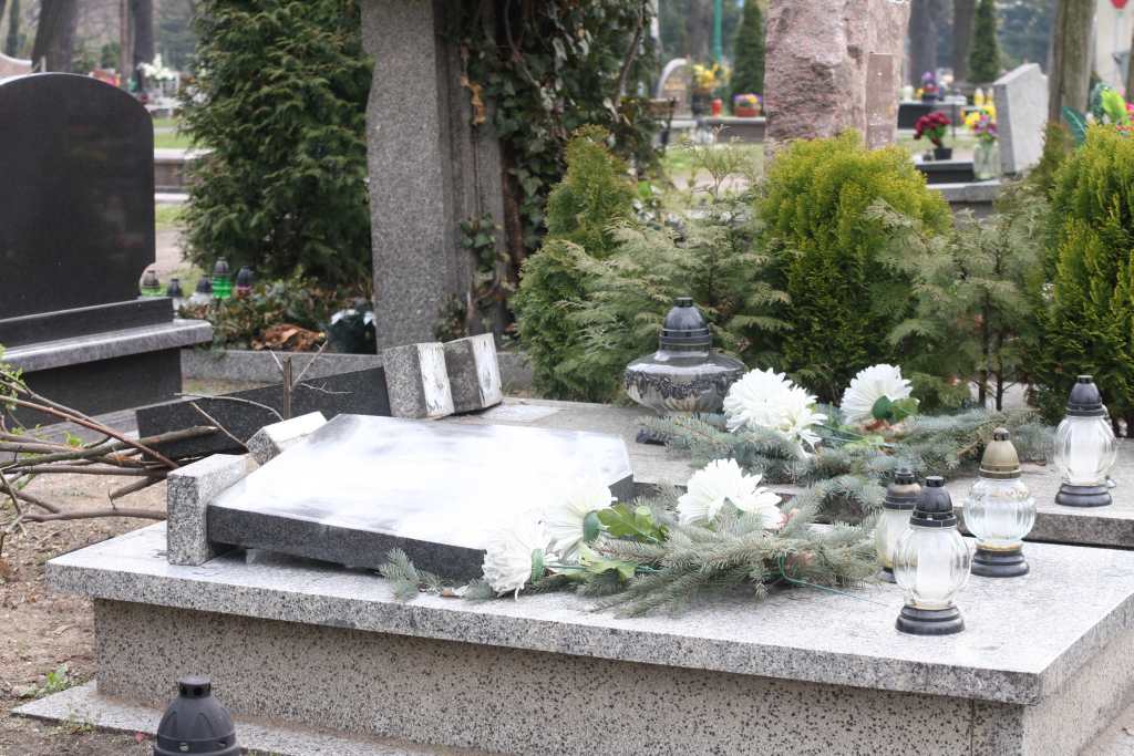Cmentarni wandale znów niszczą