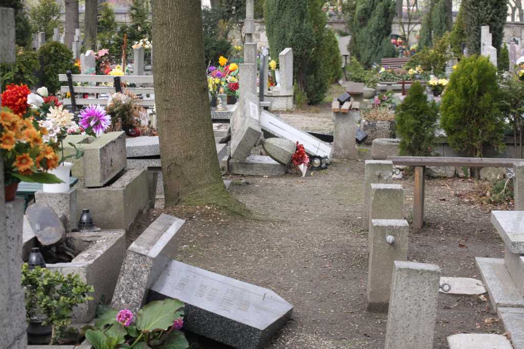 Cmentarni wandale znów niszczą
