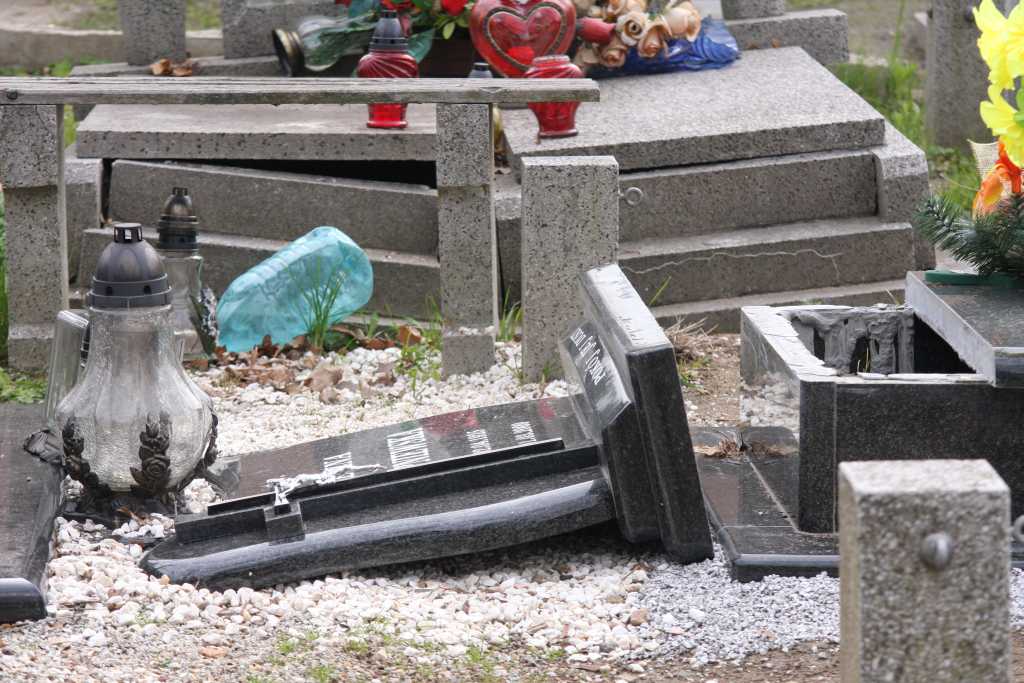Cmentarni wandale znów niszczą