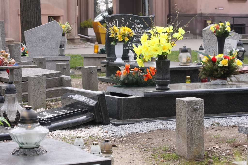 Cmentarni wandale znów niszczą