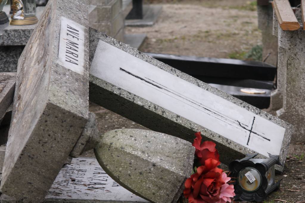 Cmentarni wandale znów niszczą