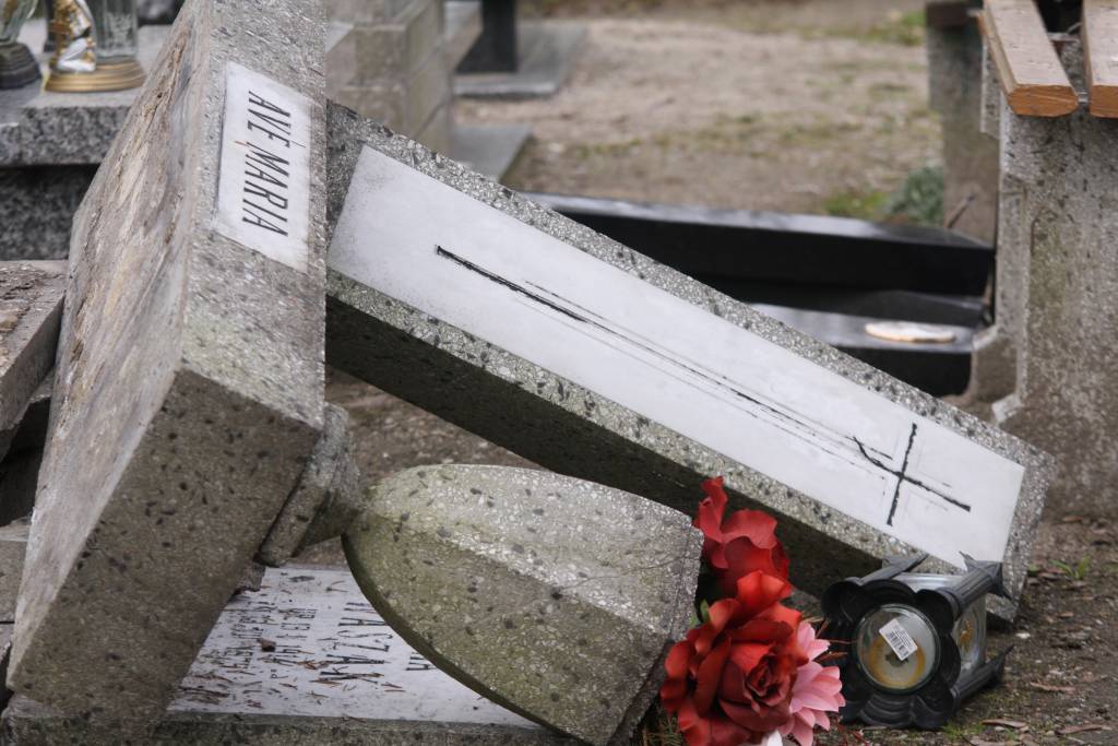 Cmentarni wandale znów niszczą