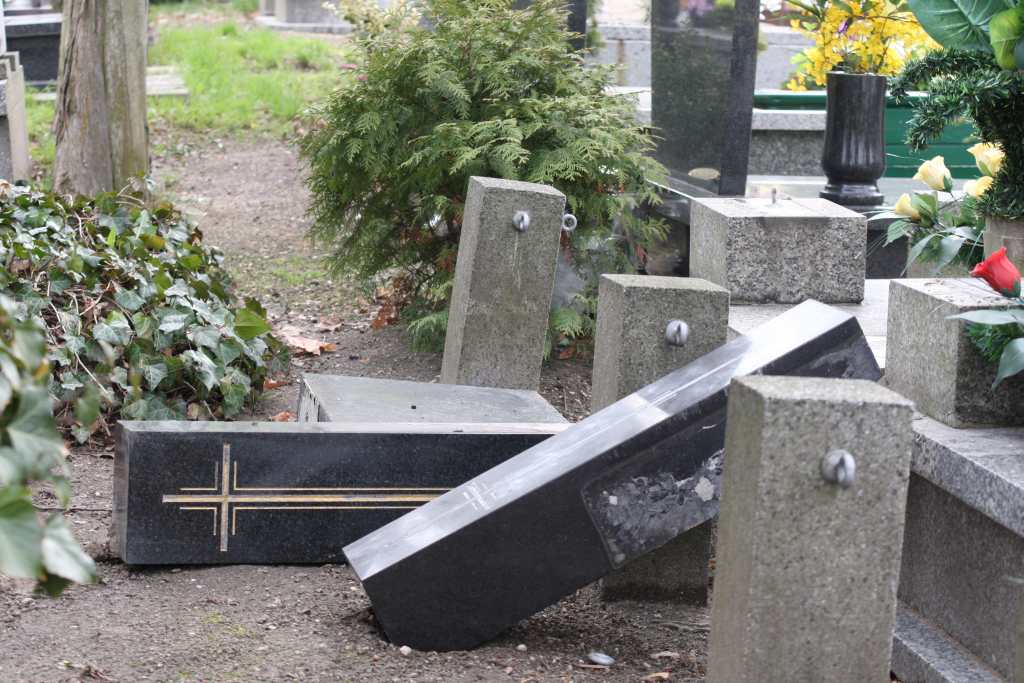 Cmentarni wandale znów niszczą