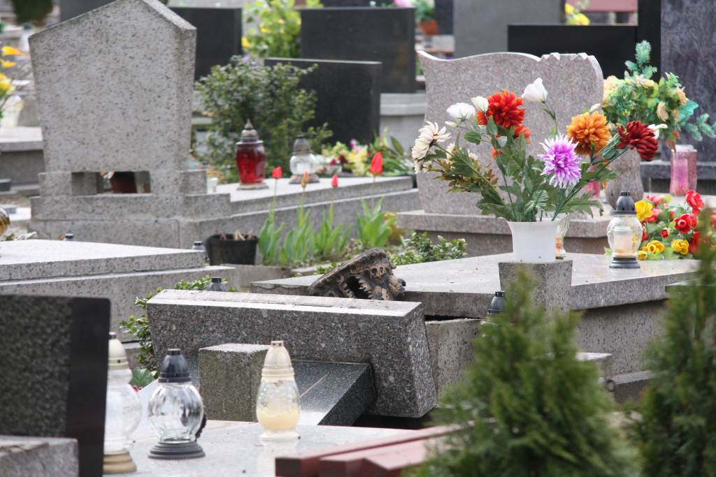 Cmentarni wandale znów niszczą