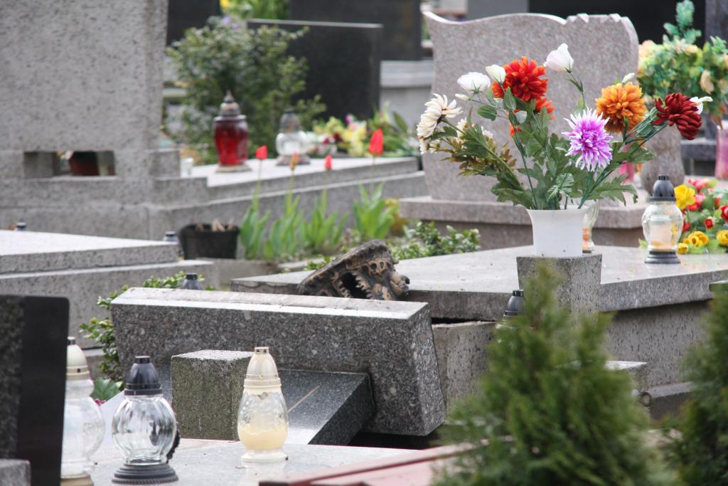 Cmentarni wandale znów niszczą