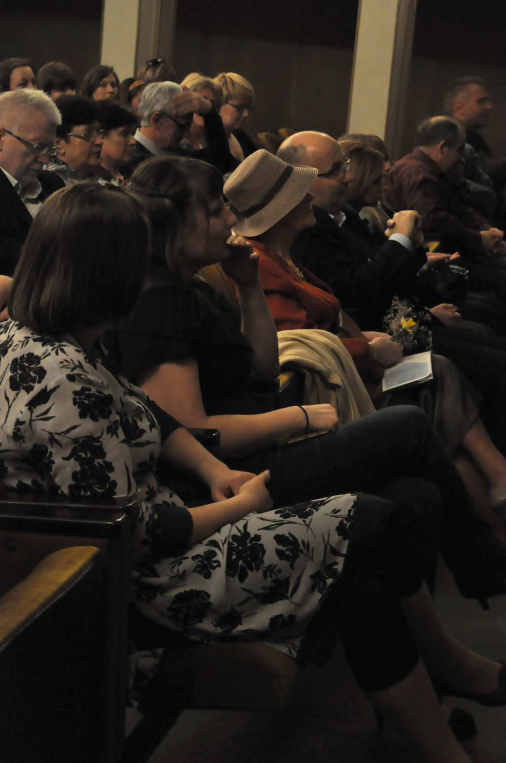Janusz Radek śpiewa w teatrze dla Alicji
