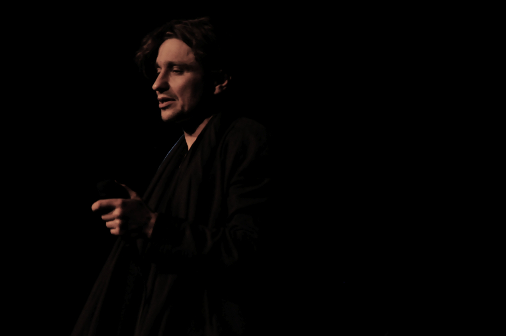 Janusz Radek śpiewa w teatrze dla Alicji
