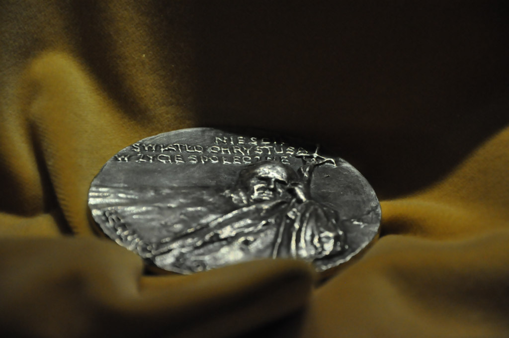 Historia papieża Polaka wybita w medalach