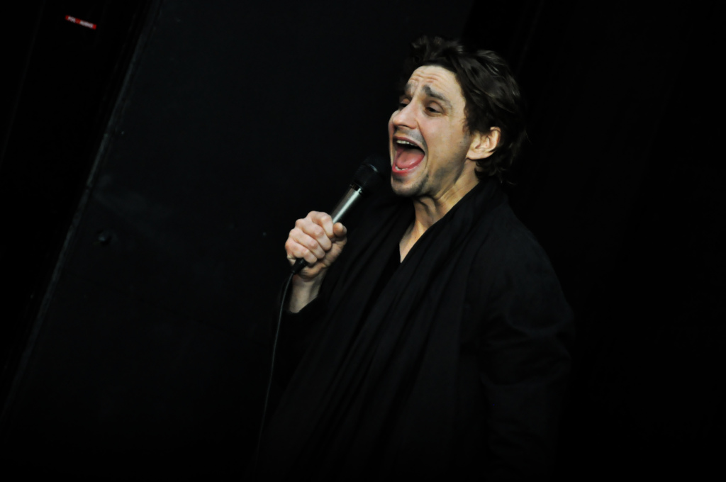 Janusz Radek śpiewa w teatrze dla Alicji