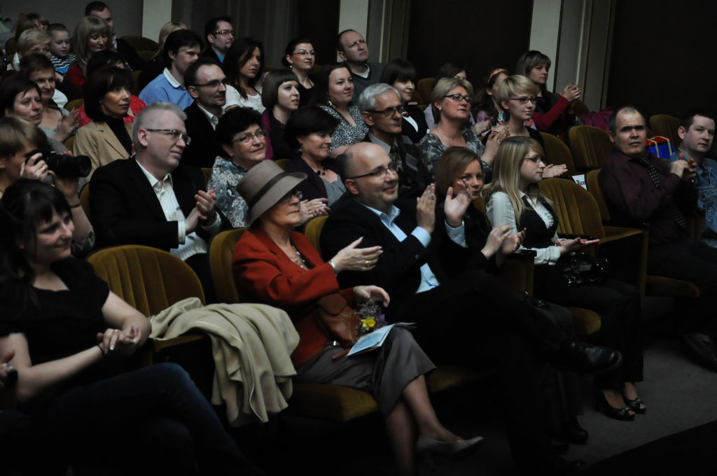 Janusz Radek śpiewa w teatrze dla Alicji