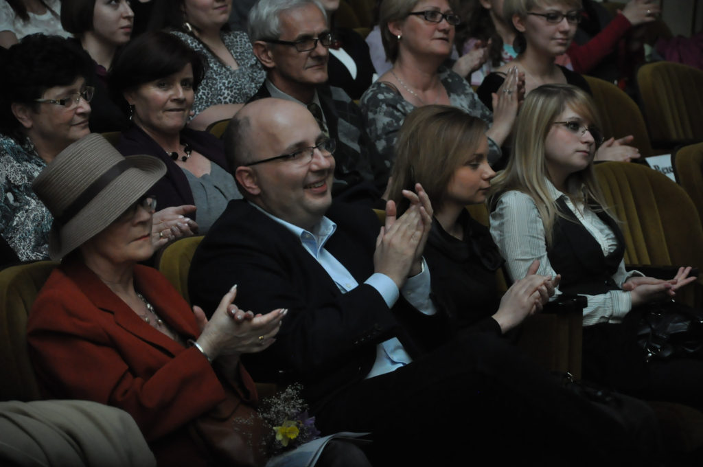 Janusz Radek śpiewa w teatrze dla Alicji