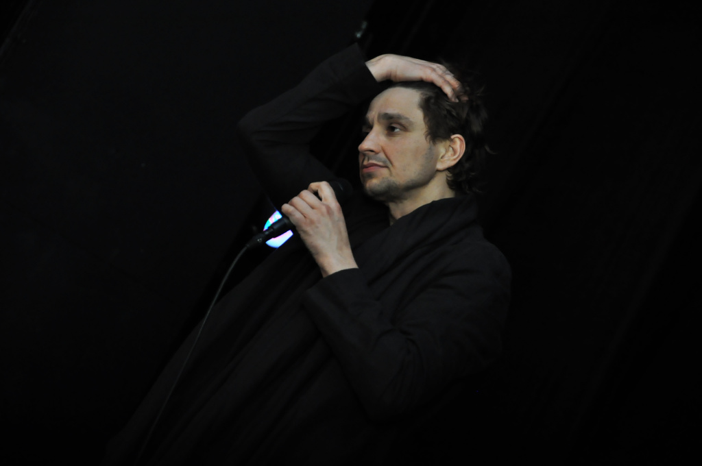Janusz Radek śpiewa w teatrze dla Alicji