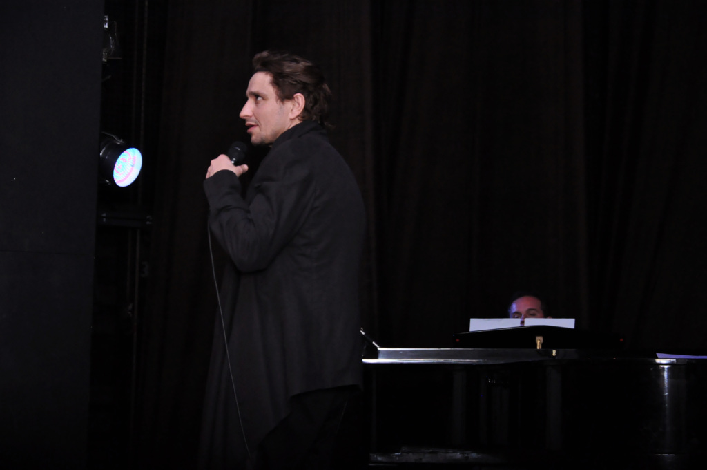 Janusz Radek śpiewa w teatrze dla Alicji