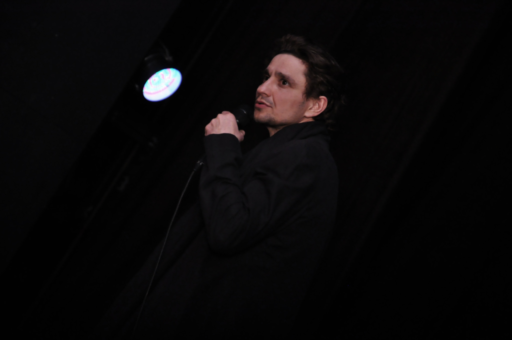 Janusz Radek śpiewa w teatrze dla Alicji