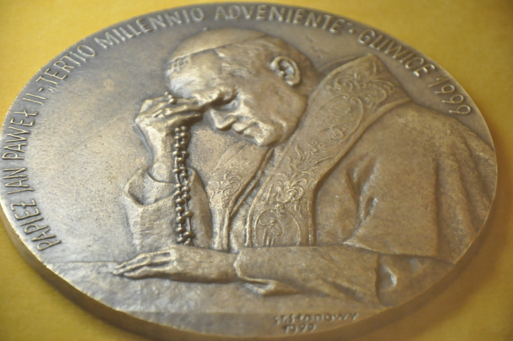 Historia papieża Polaka wybita w medalach