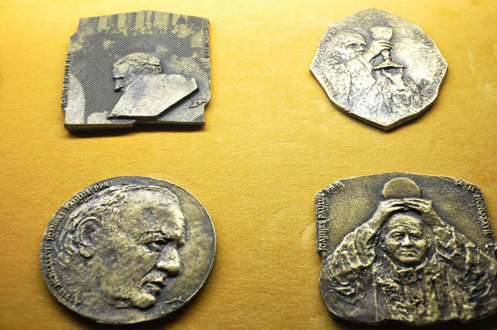 Historia papieża Polaka wybita w medalach