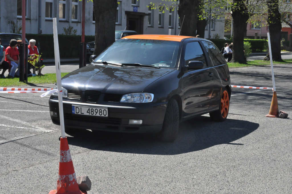 Absolwenci samochodówki zakończyli rok paleniem gumy
