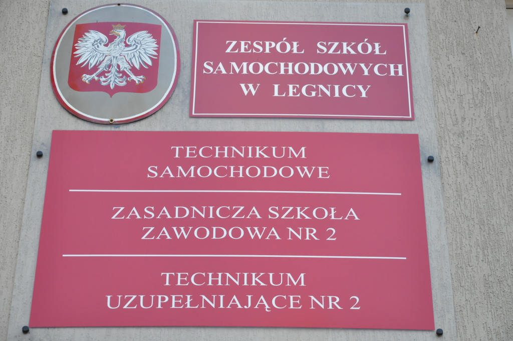 Absolwenci samochodówki zakończyli rok paleniem gumy