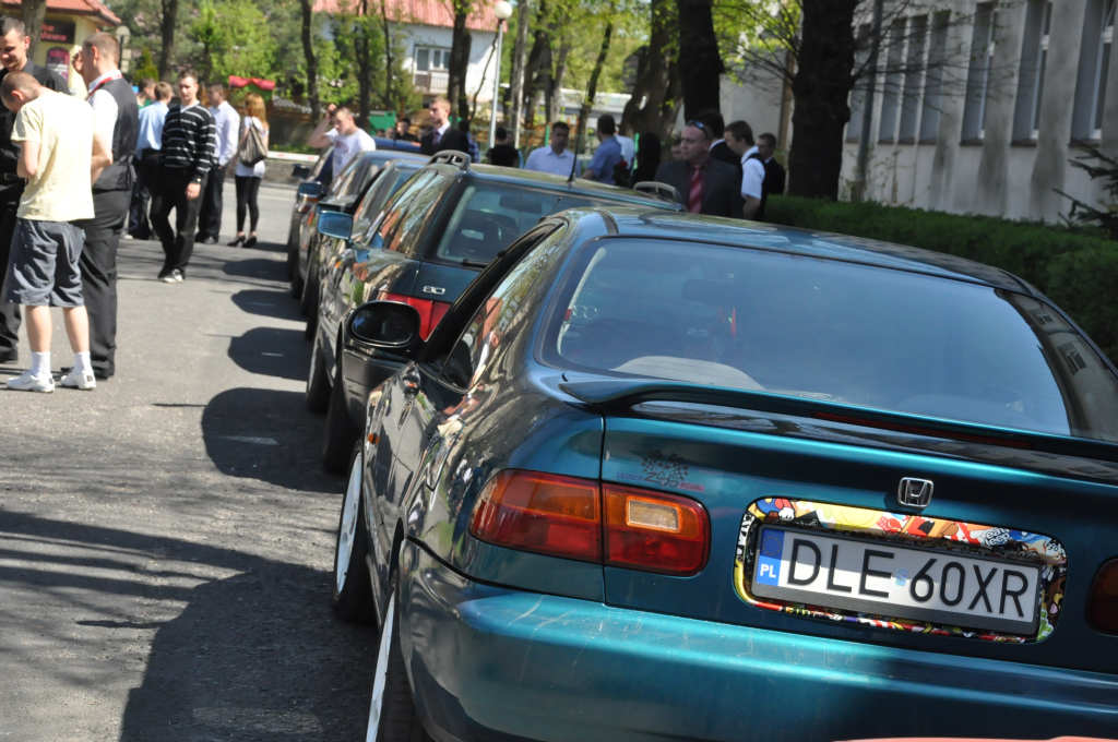 Absolwenci samochodówki zakończyli rok paleniem gumy
