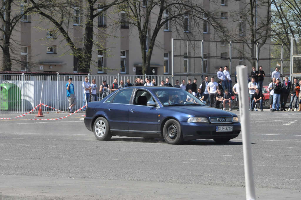 Absolwenci samochodówki zakończyli rok paleniem gumy