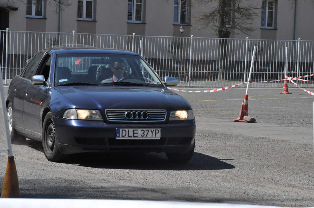 Absolwenci samochodówki zakończyli rok paleniem gumy