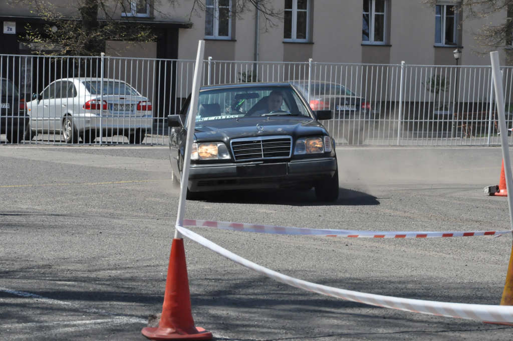 Absolwenci samochodówki zakończyli rok paleniem gumy
