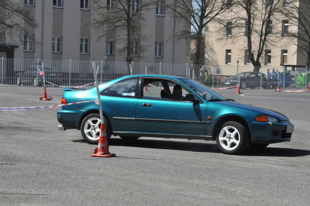 Absolwenci samochodówki zakończyli rok paleniem gumy
