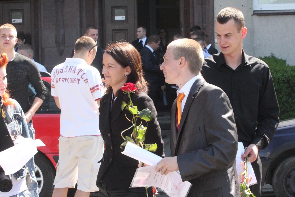 Absolwenci samochodówki zakończyli rok paleniem gumy