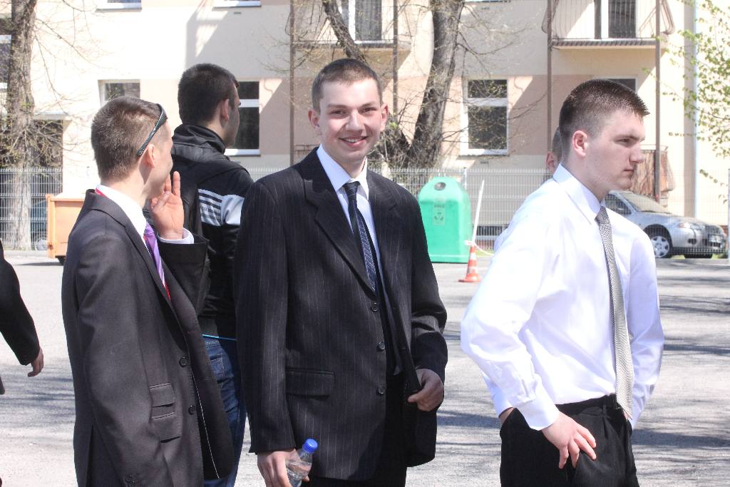 Absolwenci samochodówki zakończyli rok paleniem gumy
