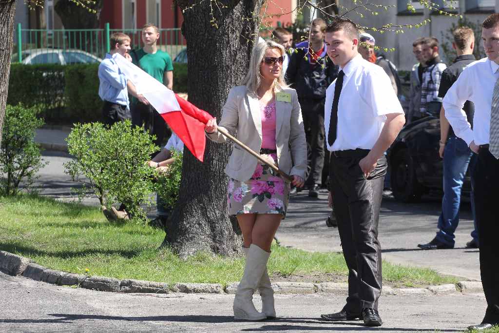 Absolwenci samochodówki zakończyli rok paleniem gumy