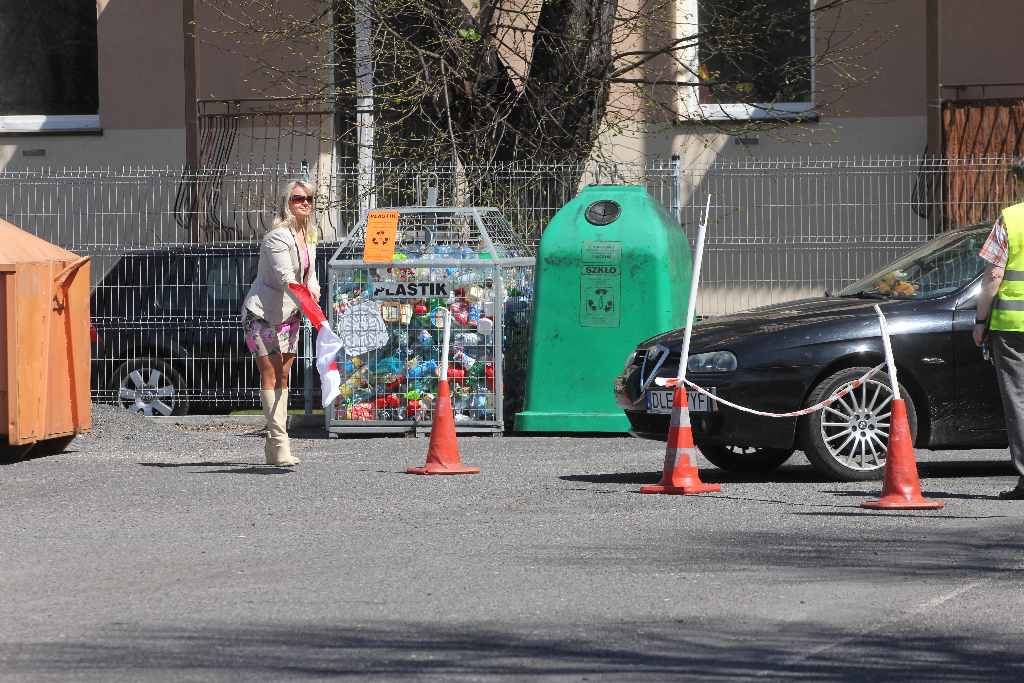 Absolwenci samochodówki zakończyli rok paleniem gumy