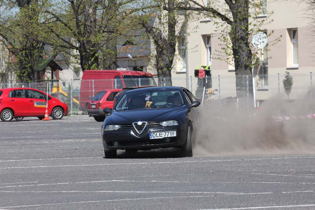 Absolwenci samochodówki zakończyli rok paleniem gumy
