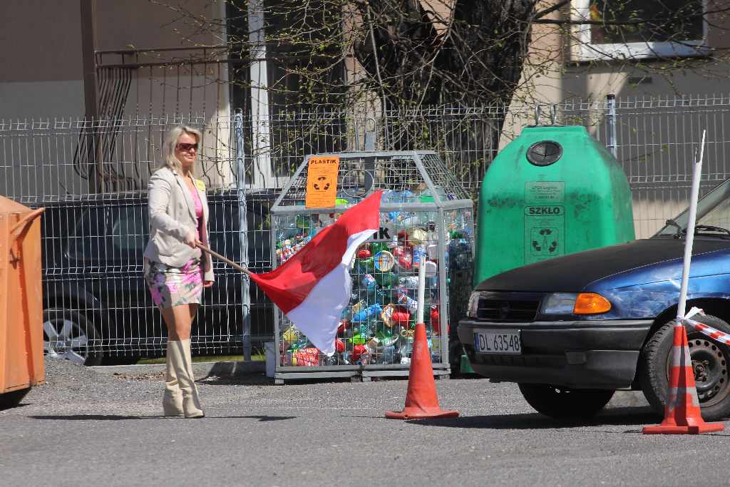Absolwenci samochodówki zakończyli rok paleniem gumy