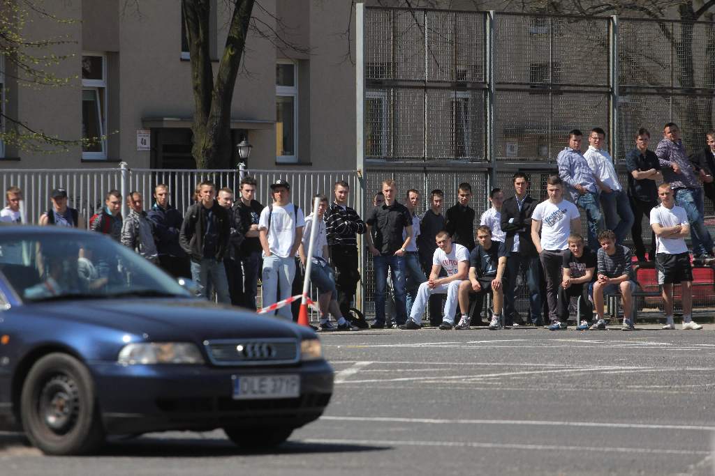Absolwenci samochodówki zakończyli rok paleniem gumy