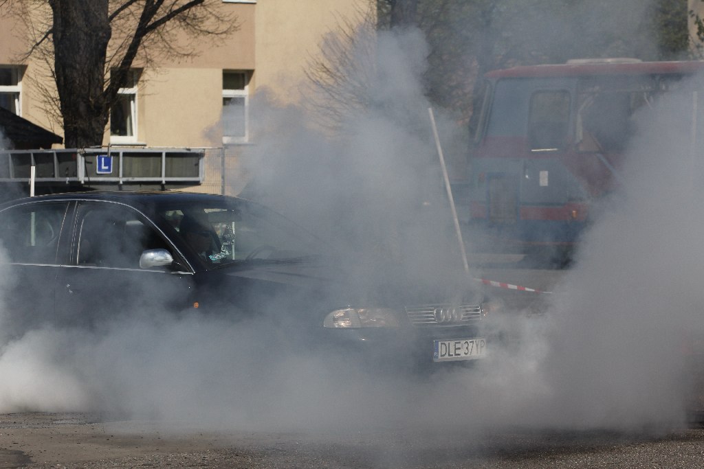 Absolwenci samochodówki zakończyli rok paleniem gumy
