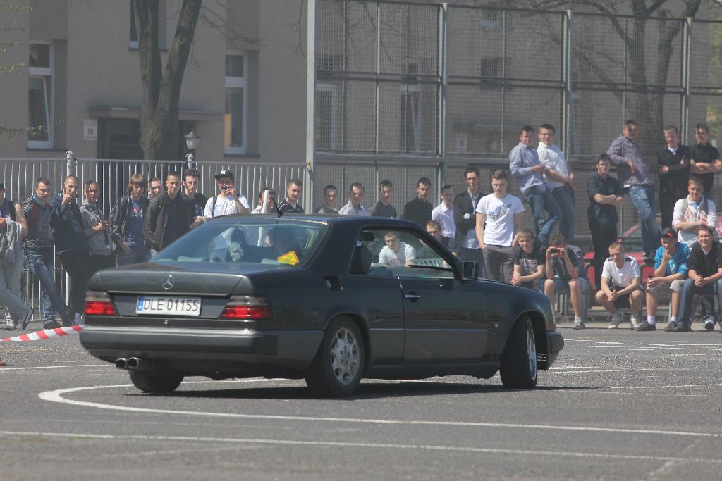 Absolwenci samochodówki zakończyli rok paleniem gumy